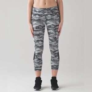 Lululemon Pace Rival Crop 22" Power Luxtreme Hazy Days Black White‎ / Black